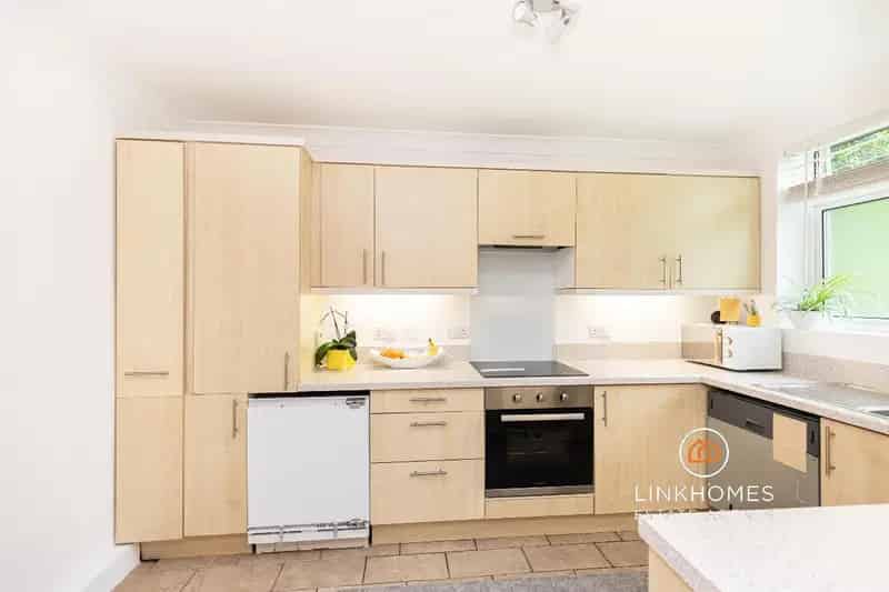 2 bed flat for sale