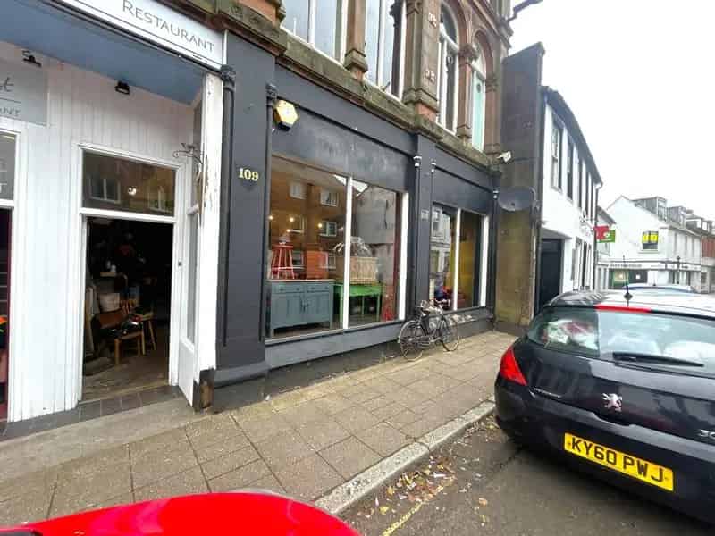 Town Centre Three-Storey Building with 4940 sq ft Open Plan Space