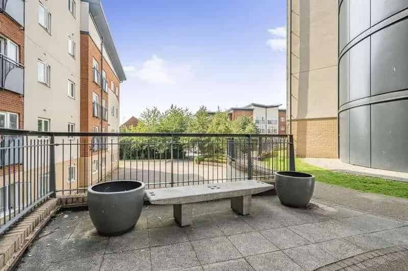 2 Bed Flat for Sale Online Auction Parking Near Shops