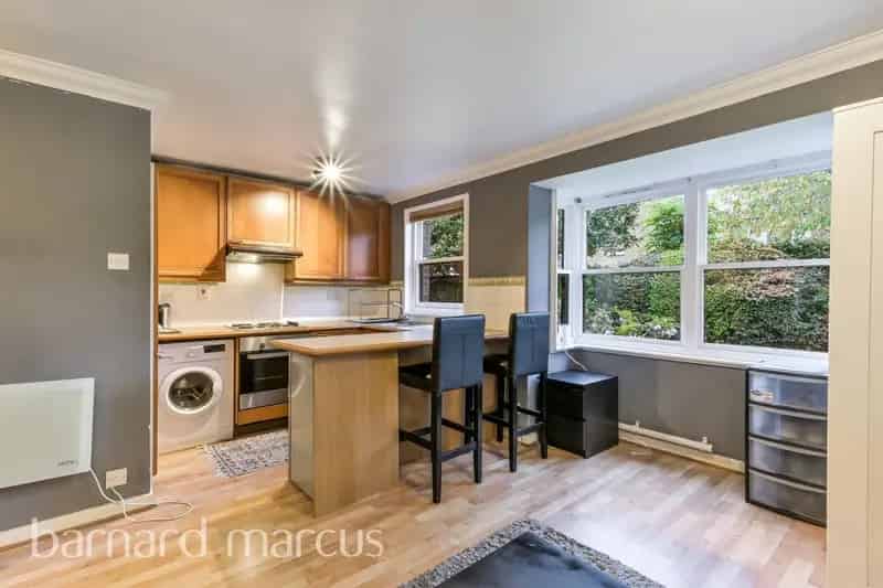 Stylish Studio Flat in Wendell Park Near Transport Links