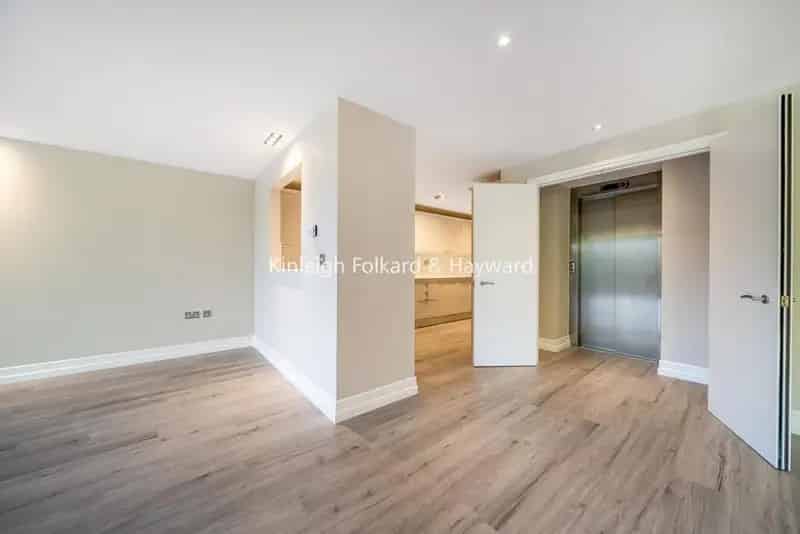 Stunning Two-Bedroom Apartment Chain Free Lift Access