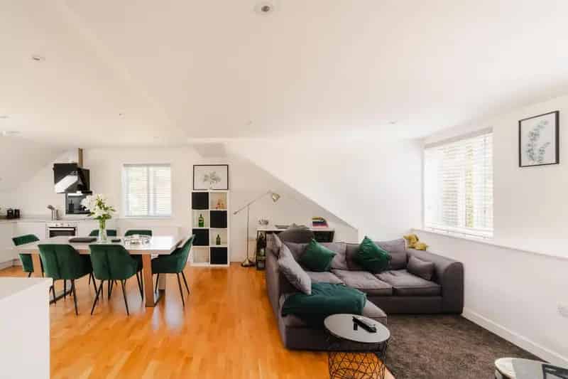 3 Bedroom Maisonette for Sale in Westbury Village