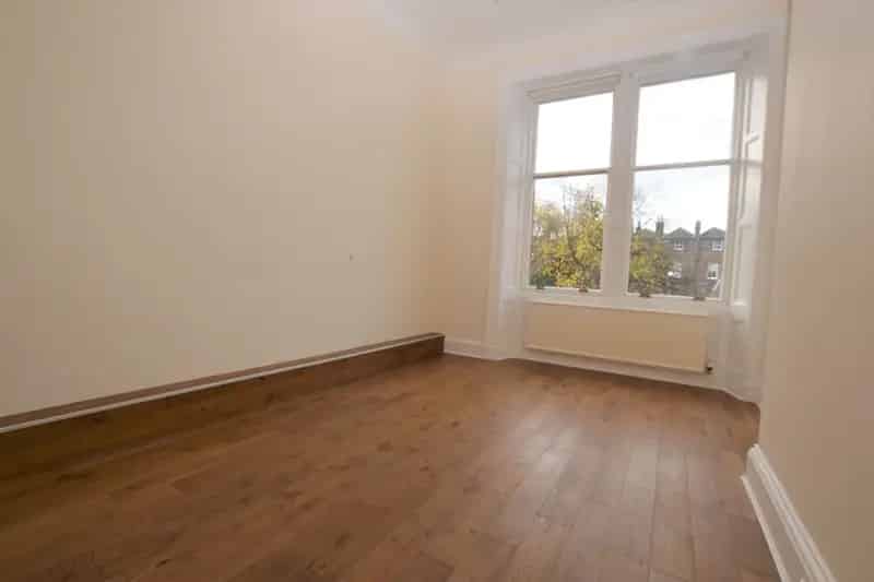 2-Bedroom Flat with Bay Window and Modern Kitchen