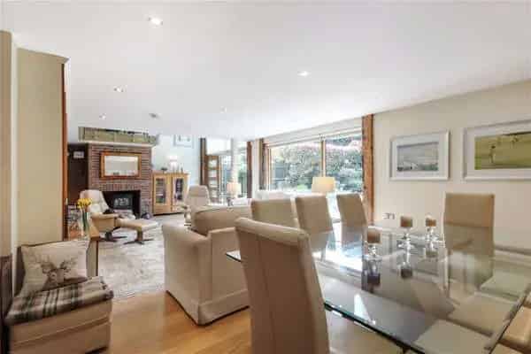 3 Bed Semi Detached Barn Conversion with Courtyard Garden