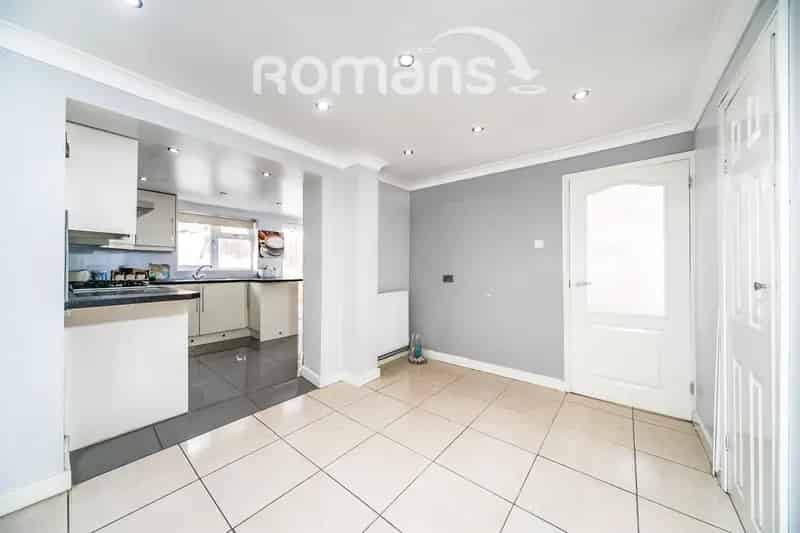 3 Bedroom Semi-Detached House Near Reading Town Centre
