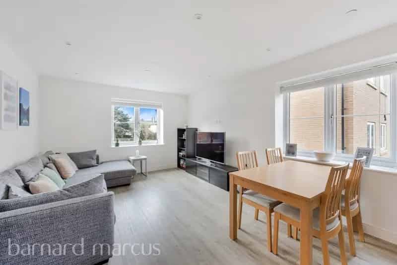 Epsom 2-Bed Flat Sycamore Gardens Allocated Parking High Spec Kitchen