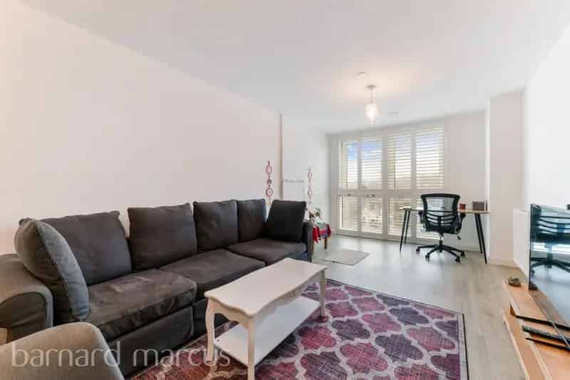 One Double Bedroom Apartment in Central Redhill Near Train Station