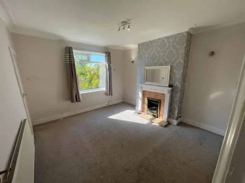 2 Bedroom Semi Detached House with Large Gardens