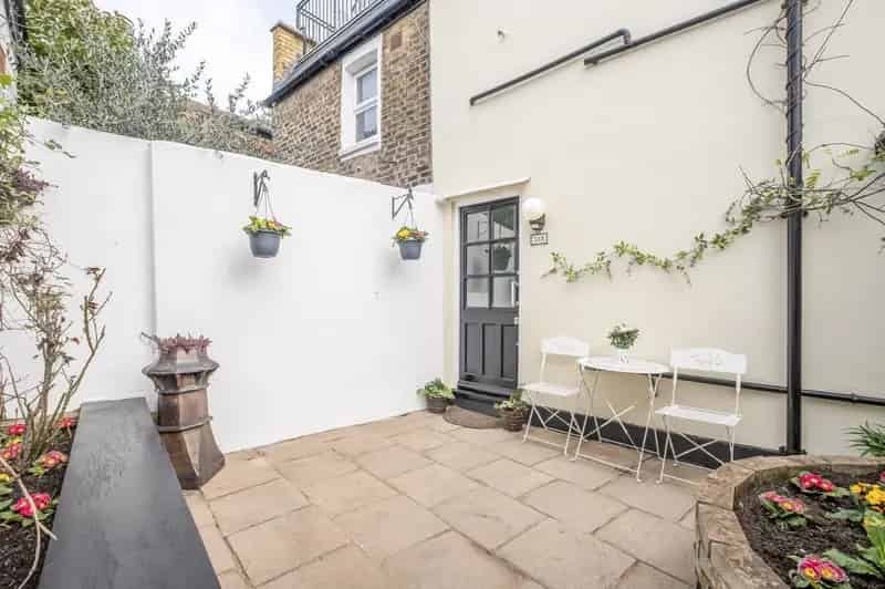 2 Bedroom Garden Flat for Sale in Wandsworth