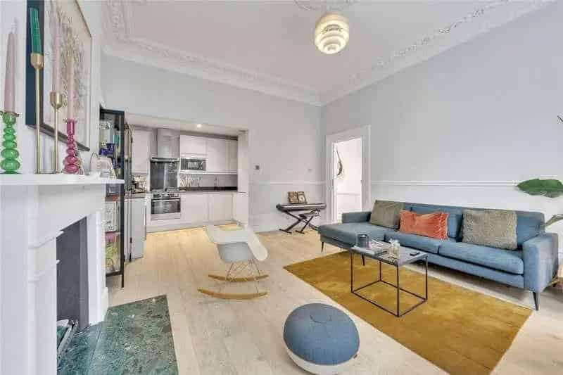 2 bed flat for sale