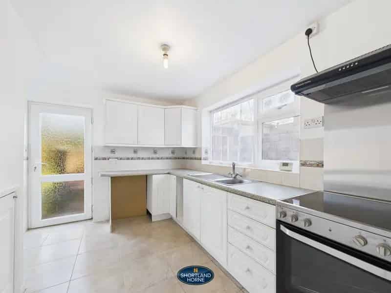3 Bedroom Semi Detached House to Rent Chatsworth Rise