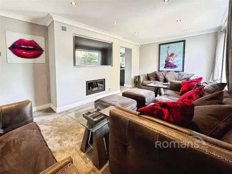 4 bed house for sale