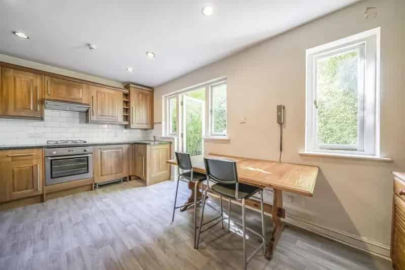 Spacious 4/5 Bedroom Townhouse with Private Garden and Parking
