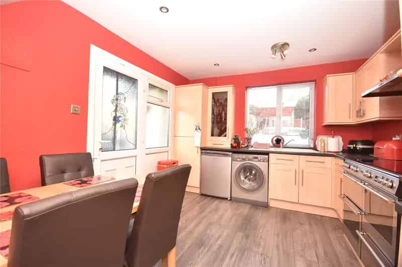 Spacious Semi-Detached House with Modern Kitchen and Sizeable Garden