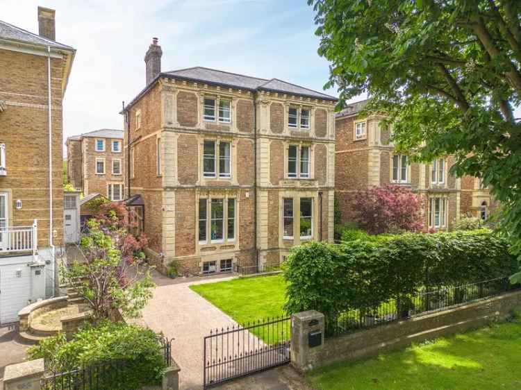 7 Bedroom Detached House for Sale