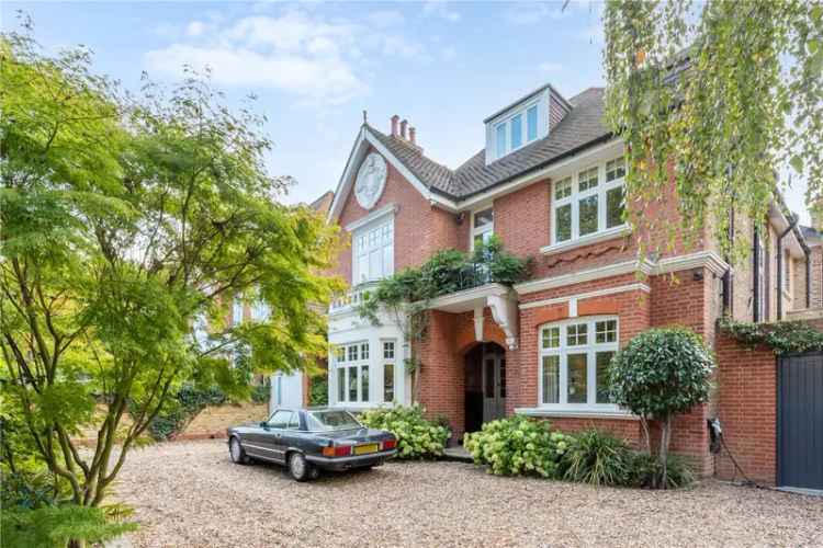 6 Bedroom Family House in London