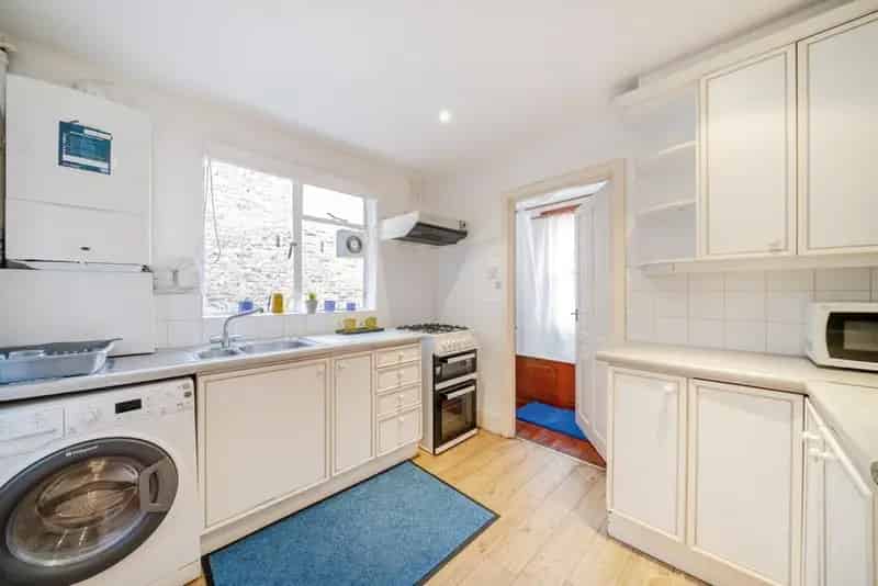 Two Bedroom Flat Near Northcote Road - No Onward Chain