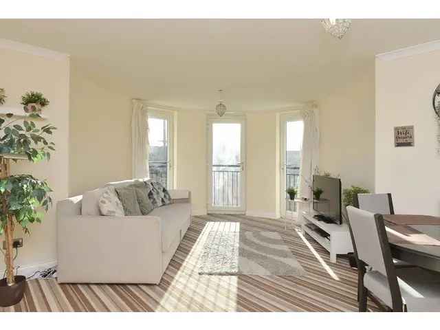 2 Bedroom Flat for Sale Near The Shore Edinburgh