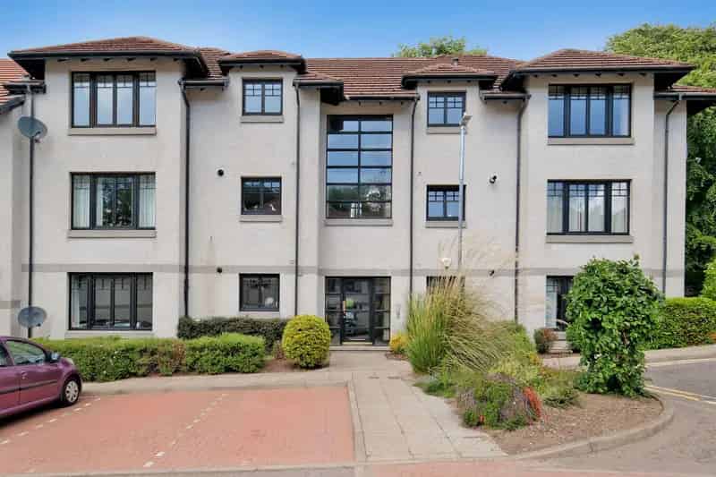 2 Double Bedroom Top Floor Apartment with Parking