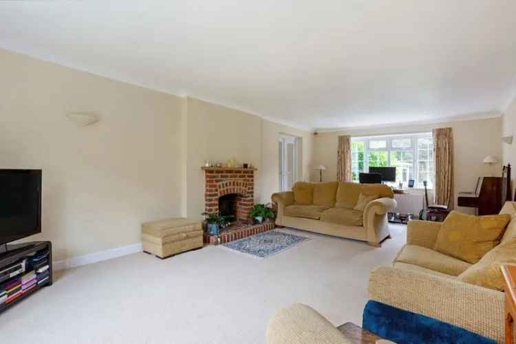 4 Bedroom Detached House for Sale in Prestigious Location