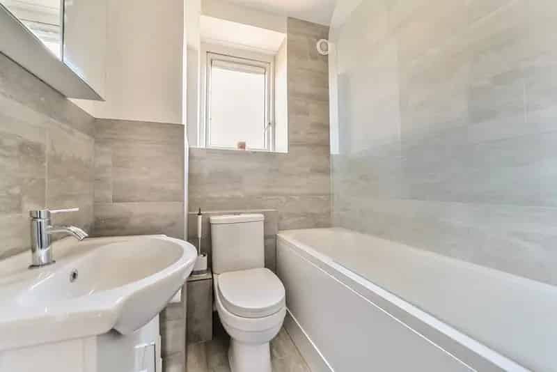 Two Double Bedroom Split Level Apartment with Balcony