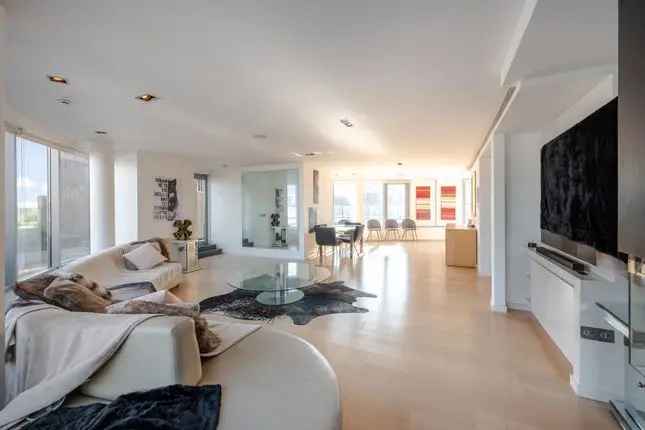 Flat to rent in New Providence Wharf, 1 Fairmont Avenue E14