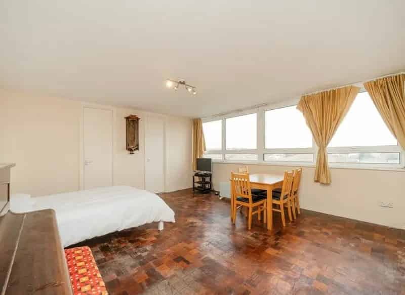 7th Floor Studio Apartment Near Highgate Village