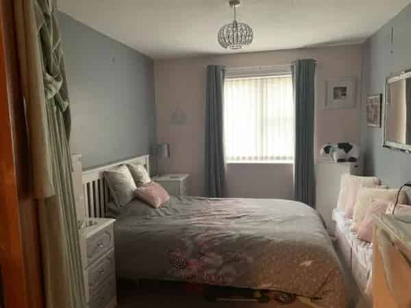 Upstairs Flat with Sunny Lounge and Garden