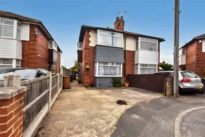 Spacious Semi-Detached Home with Garden and Parking