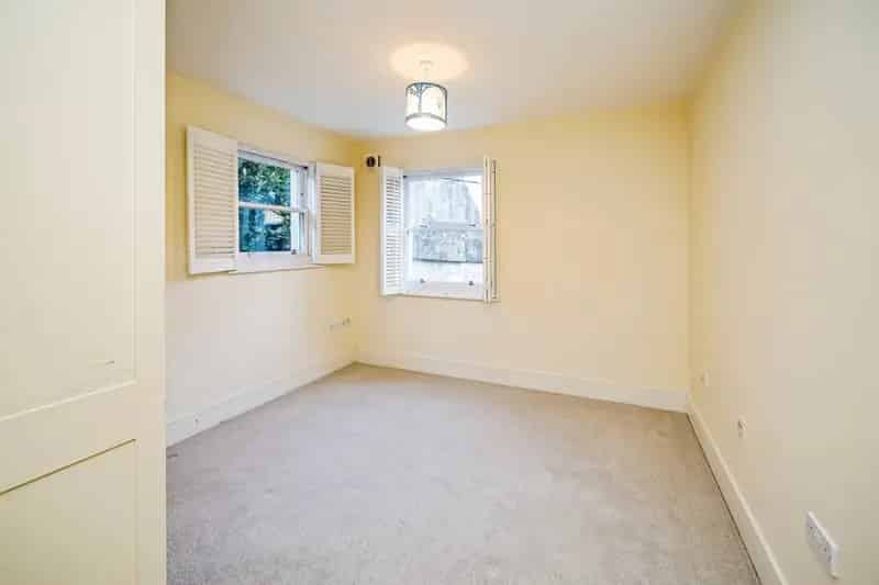 3-Bedroom River Thames Apartment with Gated Parking Near Maidenhead