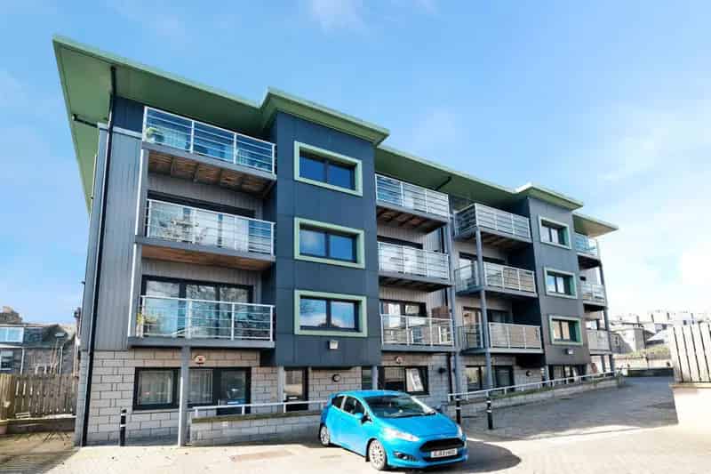 Aberdeen City Centre 2-Bed Executive Apartment with Parking