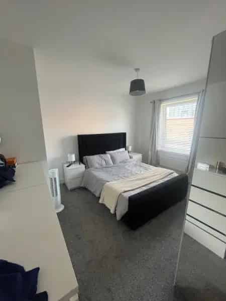 Large 2 Bed Flat Near Town Centre with Parking