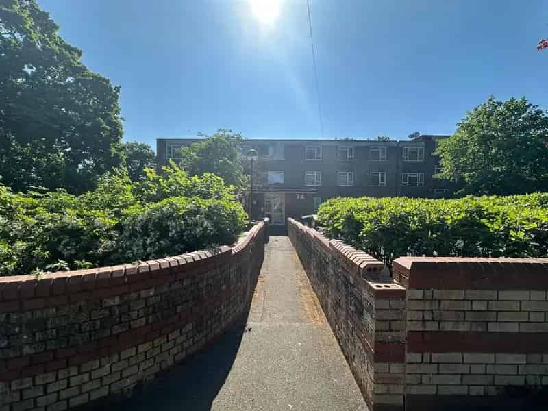 2 Bedroom Flat Near Schools and Parks