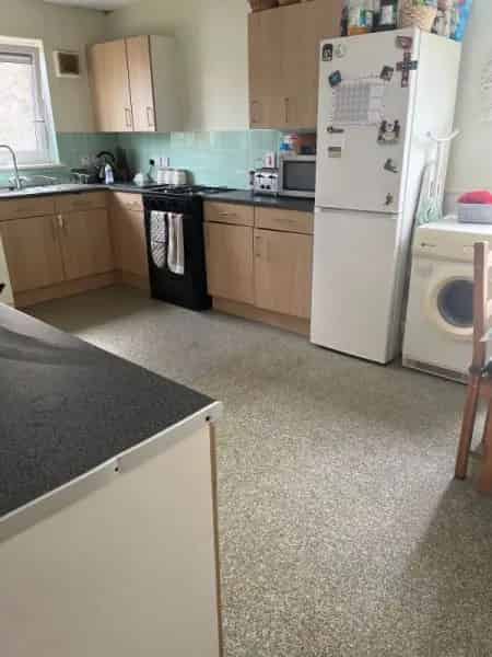 Large 2 Bed Flat Burnham  Near Station Parking