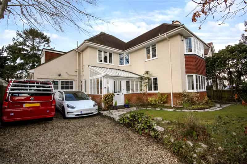 2 Bedroom House Near Coy Pond Gardens Poole