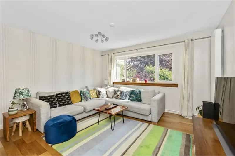 2 Bed Flat Lower Villa with Private Garden and Garage
