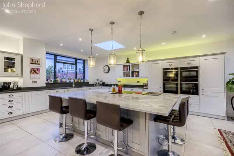 8-Bedroom Family Home with 5 Acres and Tennis Court in Warwickshire