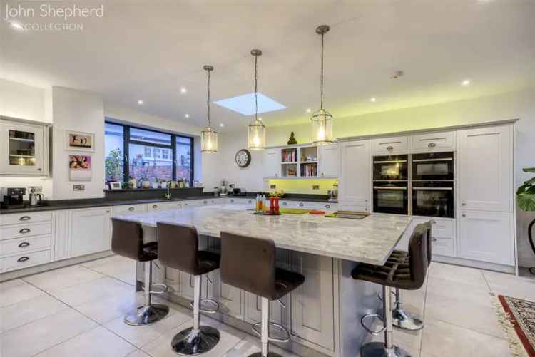 8-Bedroom Family Home with 5 Acres and Tennis Court in Warwickshire