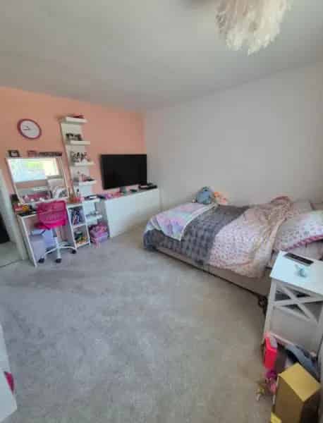 3 Bed Semi Detached House New Kitchen and Bathroom Secure Garden Parking