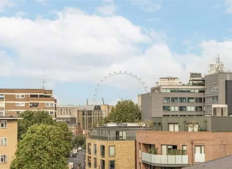 SE1 Apartment: Modern Development with Parking and Balcony
