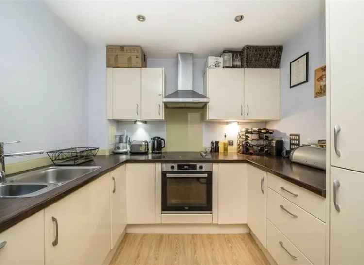 Spacious SE1 Apartment with Parking and Balcony