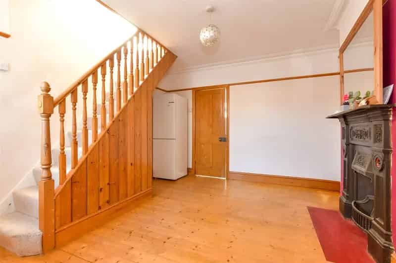 3 Bedroom Semi-Detached House Romford Near Elizabeth Line