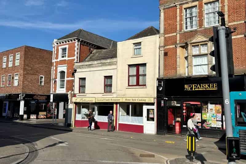 Restaurant with 5-Bed Flat - Colchester Town
