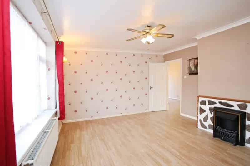 3 Bedroom Semi Detached Bungalow Llanbradach