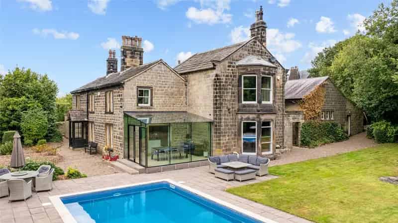 5 Bedroom Family Home with Annexe and Pool near Leeds