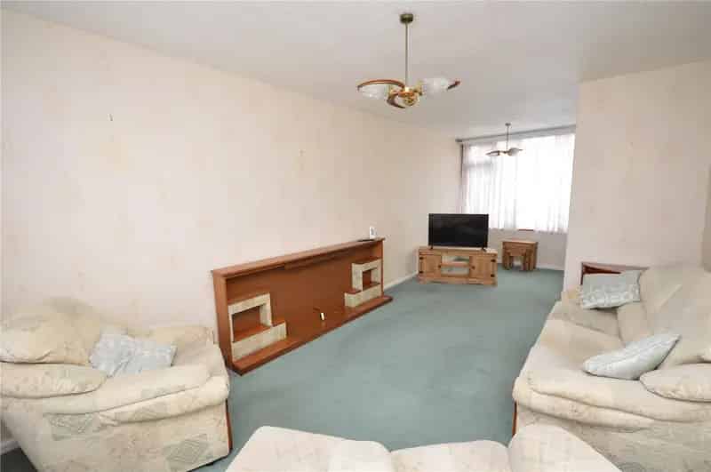 Three Bedroom Terrace House Near M62 and M1 Motorways