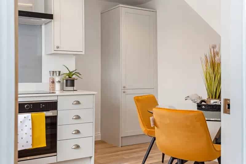 2 Bedroom Terraced House Windsor Garden Parking