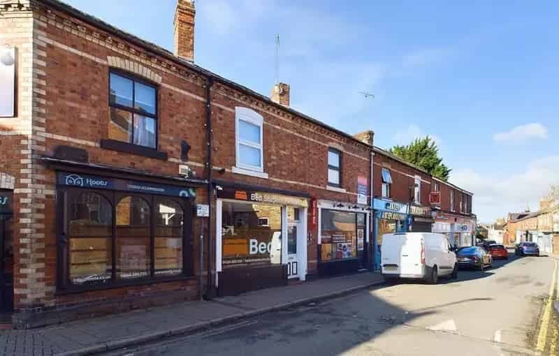 Commercial Unit with Flat Retail Investment Opportunity