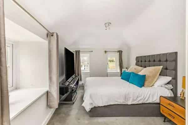 Charming Semi-Detached Cottage with Garden and Summer House