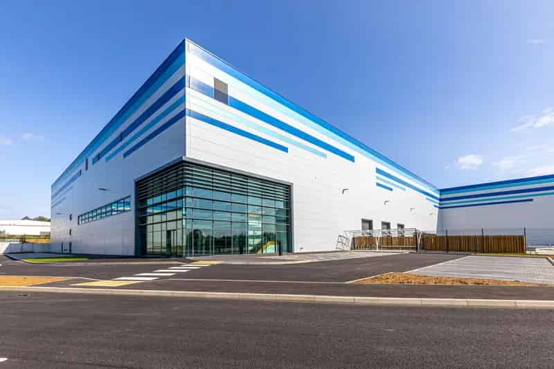 Milton Keynes Warehouse: 15m Clear Height, 5 Dock Doors, 72 Parking Spaces